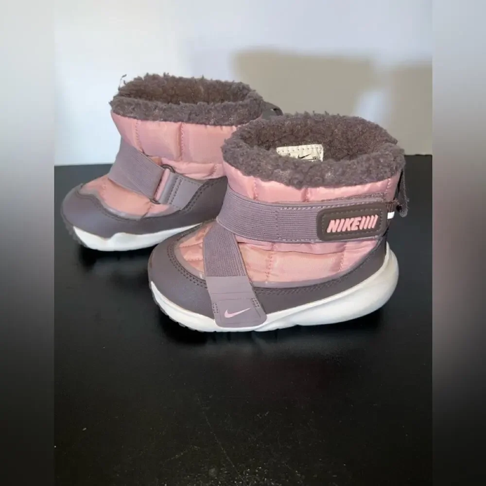 NIKE GIRLS SQUALL BOOT SIZE 7